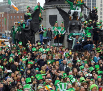 News.de fährt bei der St. Patrick’s Parade in Dublin mit