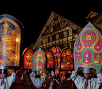 Spektakuläre Feuerbräuche und traditionelle Lichtfeste in der Schweiz