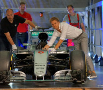 Nico Rosberg bringt sein Weltmeisterauto ins Mercedes Benz Museum