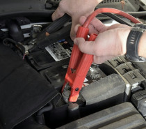 Starthilfe beim Auto: So wird die müde Batterie wieder munter Starthilfe beim Auto: So wird die müde Batterie wieder munter