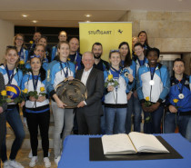 OB Kuhn gratuliert den Volleyballerinnen von Allianz MTV Stuttgart