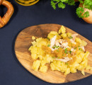 Oktoberfest zu Hause feiern: Rezept für zünftigen Kartoffel-Brathendl-Salat