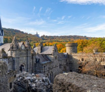 Und hoch über der Stadt thront die Löwenburg