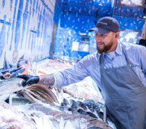 Frischeparadies feiert die beste Fischtheke der Stadt in allen Märkten