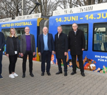 Eine Stadtbahn im Design der UEFA EURO 2024 rollt durch Stuttgart