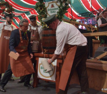 176. Cannstatter Wasen feierlich eröffnet: Stuttgarter Oberbürgermeister Frank Nopper läutet das Volksfest ein