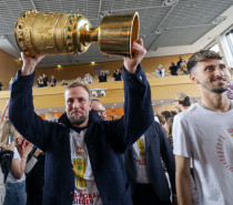 VfB Stuttgart im Rathaus empfangen: Pokalhelden verewigen sich im Goldenen Buch der Stadt VfB Stuttgart im Rathaus empfangen: Pokalhelden verewigen sich im Goldenen Buch der Stadt