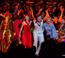 Disco-Fieber entfacht: „Saturday Night Fever“ feiert glitzernden Tour Start in Stuttgart Disco-Fieber entfacht: „Saturday Night Fever“ feiert glitzernden Tour Start in Stuttgart