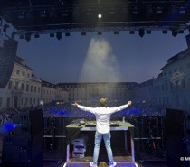 JUST WHITE & BLUE: Ein Abend voller Beats, Licht und Gänsehautmomenten JUST WHITE & BLUE: Ein Abend voller Beats, Licht und Gänsehautmomenten
