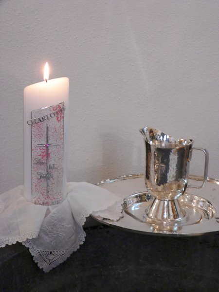 Wie wird eine Kerze zur Taufkerze? Indem man sie mit dem Namen des Kindes, des Datums der Taufe, sowie eines Taufsymbols verziert. Tipp: Eine Übersicht von Herstellern, die individualisierte Taufkerzen anbieten, finden Sie unter http://guetezeichen-kerzen.com/de/mitglieder/individualisierte-kerzen/. Foto: Gütegemeinschaft Kerzen
