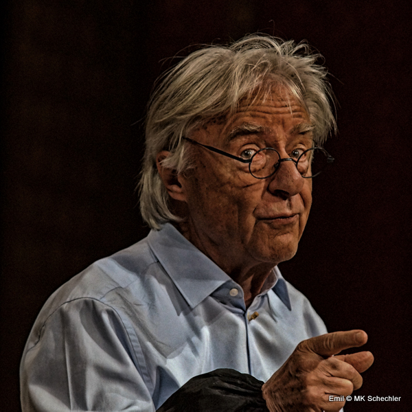 Emil Steinberger beim Anfangs-Sketch "Garderobe" im Schlosstheater Ludwigsburg